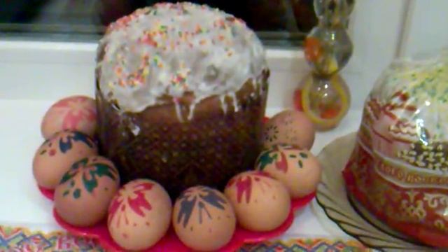 Пасхальный кулич .Окрашенные яички . смотреть онлайн