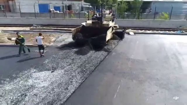 Укладка асфальта асфальтоукладчиком. Благоустройство территории рыбоперерабатывающего цеха. смотреть онлайн