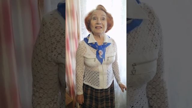 Маленькая женщина поздравляет всех с большим праздником! С днем победы! Спасибо, мамочка! смотреть онлайн