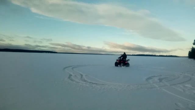 катание на квадроцикле зимой по скользкому льду и по снегу дрифт смотреть онлайн