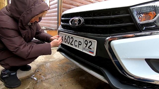 Lada Vesta SW Cross Установка дефлектора капота, рамок госномера, коврика в багажник смотреть онлайн