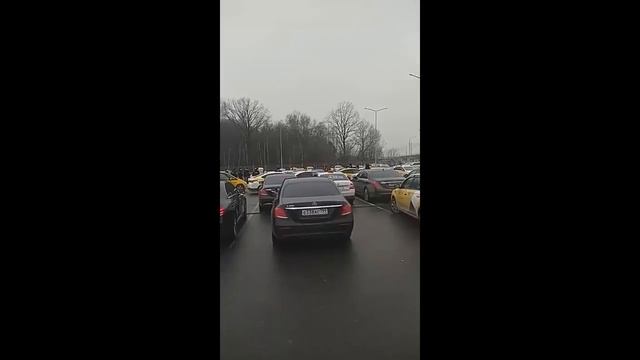 ⚡Массовые проверки таксистов в аэропортах накануне майских праздников! ? Обыски | Ищут нелегалов смотреть онлайн