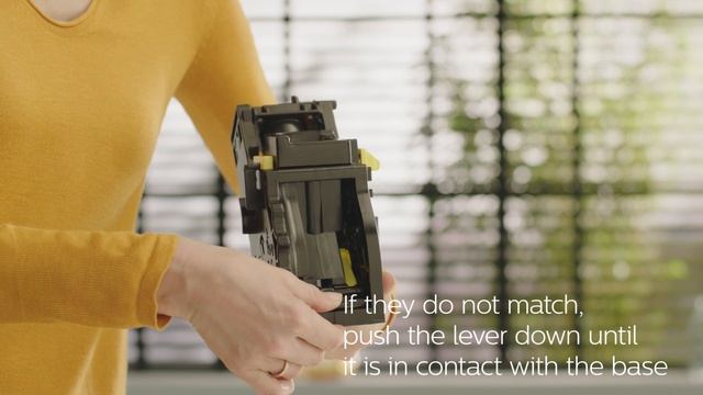 Philips Series 3200 LatteGo EP3246/70 Automatic Coffee Machine - How to Handle the Brew group смотреть онлайн