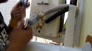 Закручиваем гайки на фреоновой магистрали кодиционера