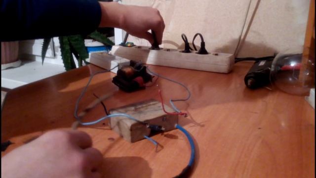 Высокое напряжение из балласта от ламп дневного света и трансформатора ТВС 110ла. смотреть онлайн