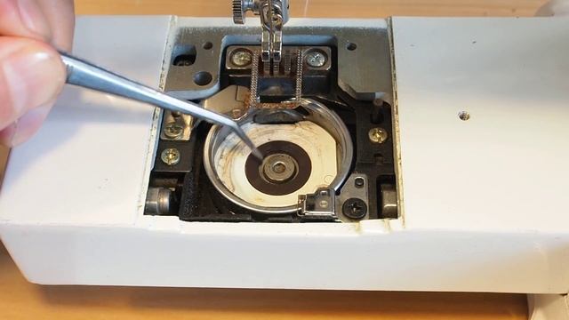 Drop in Bobbin Case Removal and Refitting смотреть онлайн
