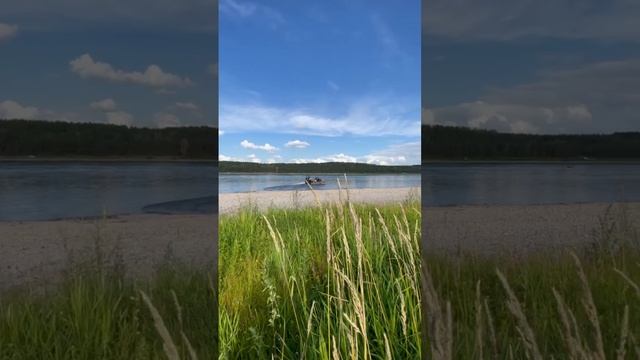 На лодке через камыши, болото и песок смотреть онлайн