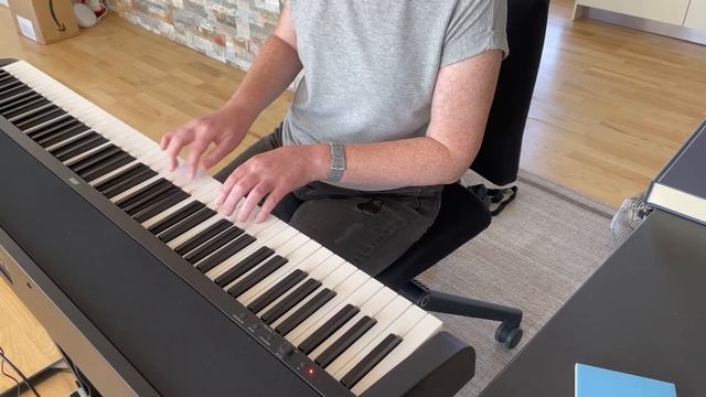 Min første rigtige sang nogensinde på klaver: "Tordenbygen" смотреть онлайн