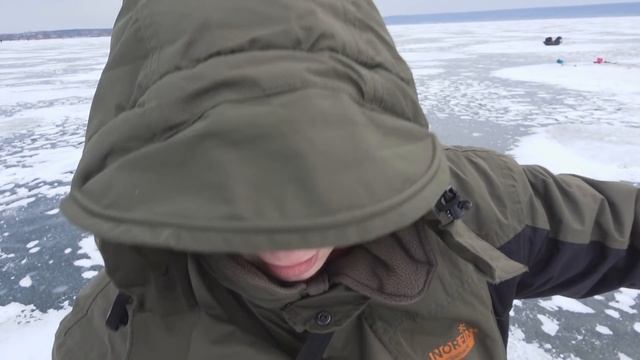 РЫБАЛКА на КОЛБАСКУ с МОРМЫШКОЙ или ЛОВЛЯ ПОДЛЕЩИКА на РЕКЕ смотреть онлайн