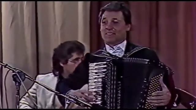 Валерий Ковтун (аккордеон) играет молдавские наигрыши смотреть онлайн