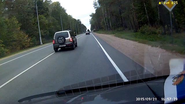 Езда без правил. Пересечение сплошной линии разметки. Красный Бор. смотреть онлайн