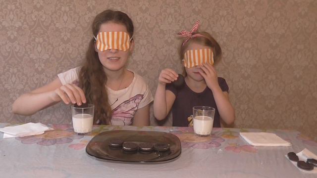 ОRЕО ЧЕЛЛЕНДЖ Пробуем печенье ОРЕО с Зубной Пастой Содой и Горчицей /// Masha PrankShow