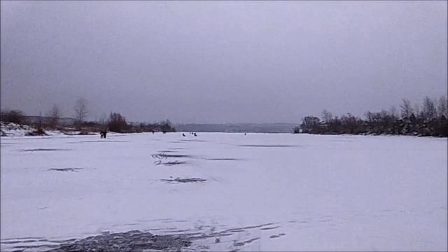 Зимняя рыбалка на Соку 28.11.2014 по тонкому льду. Самара. Ice fishing for perch. смотреть онлайн