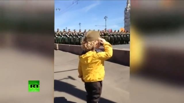 Мальчику хватило смелости отдать честь военным на параде Победы в Москве смотреть онлайн