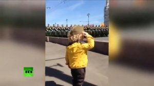 Мальчику хватило смелости отдать честь военным на параде Победы в Москве
