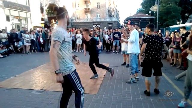 Танцы vs Батлы. Крещатик. Киев часть 8 смотреть онлайн