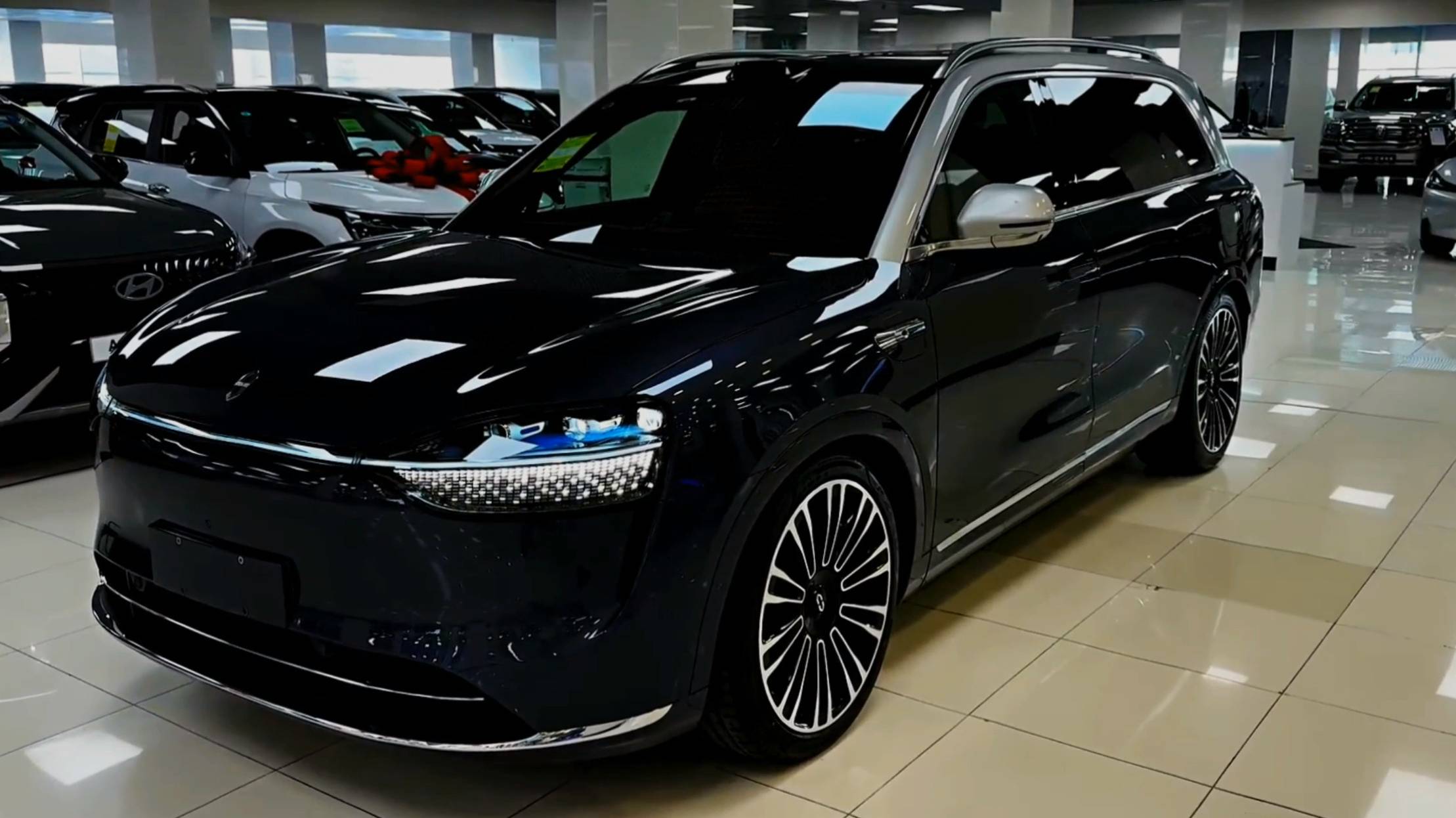 "Huawei Aito M9 2024": Обзор экстерьера и интерьера семейного кроссовера смотреть онлайн