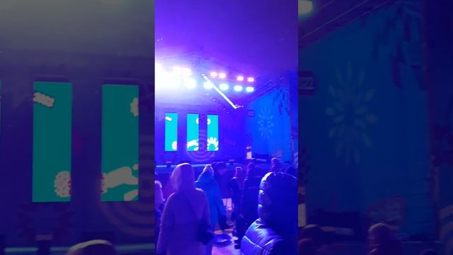 Новогодние танцы смотреть онлайн