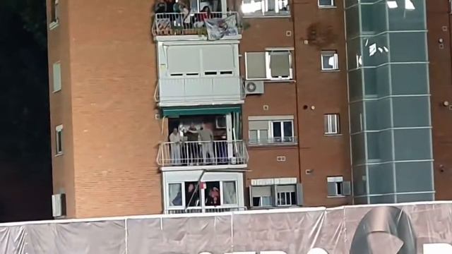 Valverde la mete por la escuadra… del balcón. смотреть онлайн