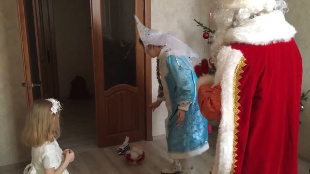 Дед Мороз со Снегурочкой в гостях у Алисы смотреть онлайн