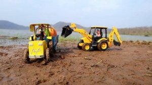 Игрушки возят яйца, а змеи их спасают