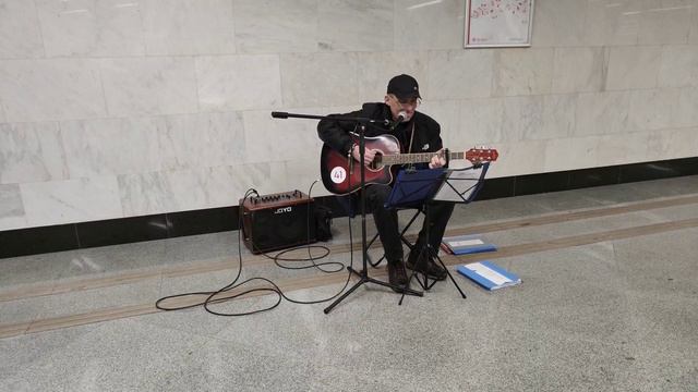 Лицей - Осень - песню спел под гитару в метро Москвы музыкант Владимир Химчук из Архангельска #metr смотреть онлайн