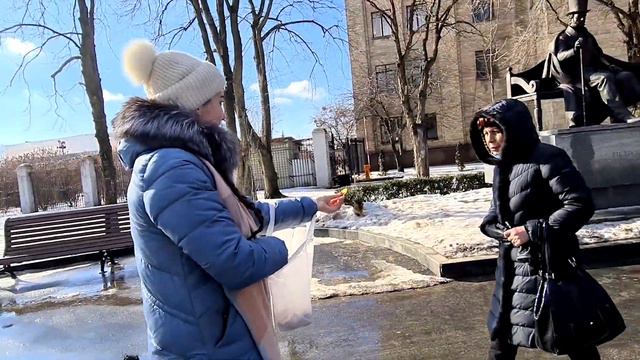 ДАРИМ УЛЫБКИ И ЗОЛОТЫЕ МЕДАЛЬКИ НА УЛИЦАХ ГОРОДА! смотреть онлайн