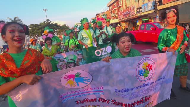 НЕПОНЯТНЫЙ парад Паттайя смотреть онлайн