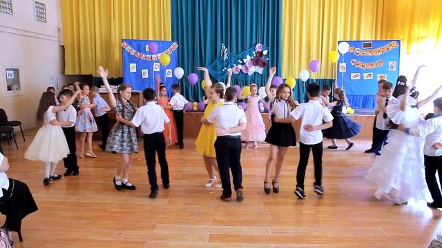 Вальс 2018г.  СШ № 135 4 Б класс (кружится вальс над землей)