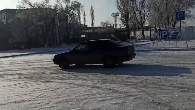 Дрифт на переднем приводе зимой на Nissan Primera смотреть онлайн