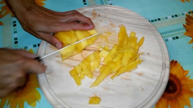 СМУЗИ из МАНГО делаем дома c манго. Быстрый рецепт коктейля с бананом и яблоком. Семейная кухня смотреть онлайн