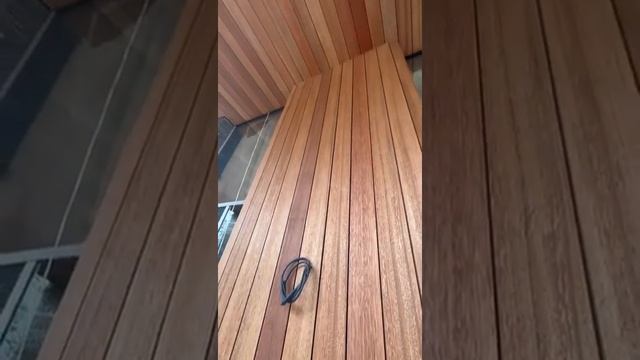 Фасад из свесы крыши из планкен скошенного из Меранти смотреть онлайн