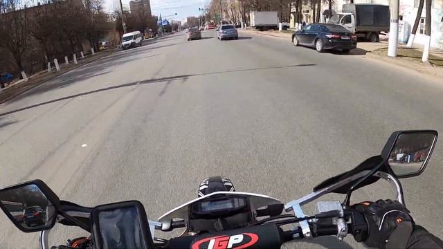 Движение мотоцикла в потоке | Город Владимир смотреть онлайн