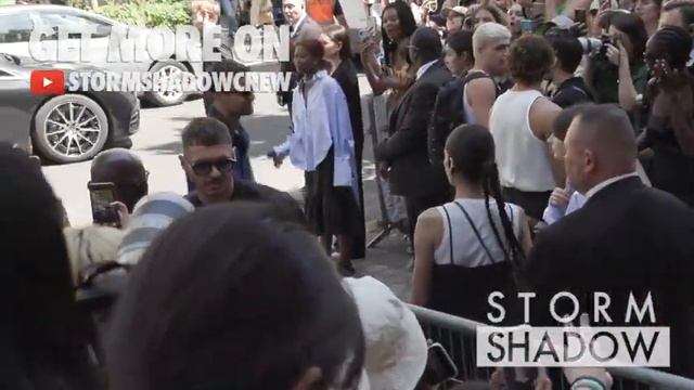 Nicholas Braun, Brian Cox, Theo James, Kit Connor and more at the Loewe Spring Summer show смотреть онлайн