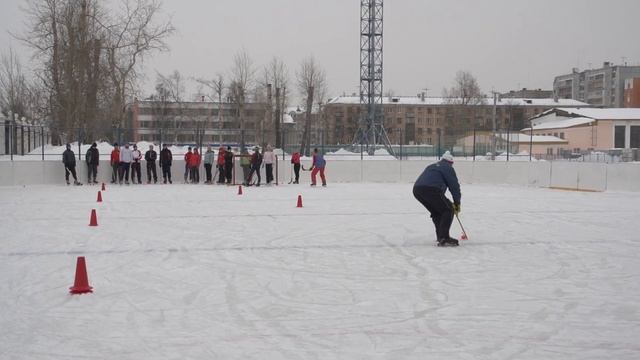 Ведение с перекладыванием клюшки справа налево и слева направо. Пособие по хоккею с мячом ИФКСиЗ смотреть онлайн