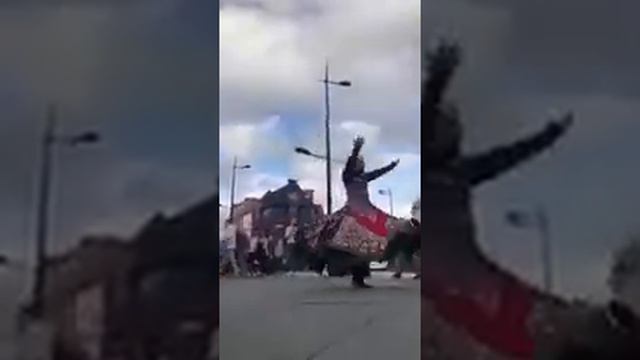 The performer is none other than Murtaza Bhutto’s son Zulfiqar Ali Bhutto Jr. смотреть онлайн