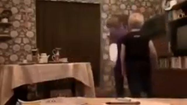Как научится стягивать скатерть со стола смотреть онлайн