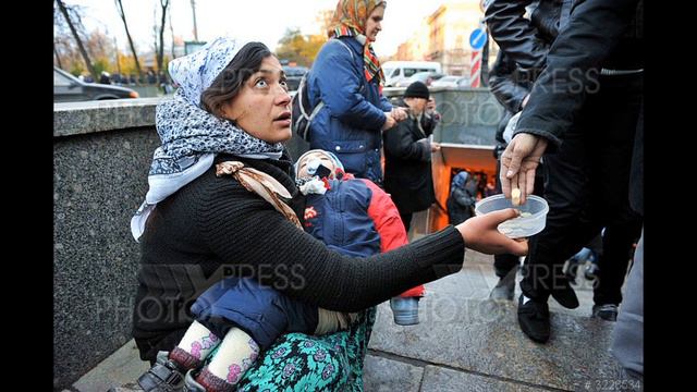 Почему ребенок на руках у попрошаек всегда спит смотреть онлайн