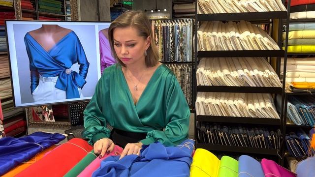 КАК СОЧЕТАТЬ ЯРКИЕ ЦВЕТА В ГАРДЕРОБЕ: примеры моделей и материалов к ним смотреть онлайн