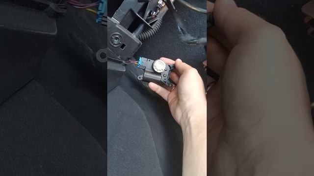 Нормальная работа привода заслонки климат-контроля на Шкода Октавия А7 смотреть онлайн