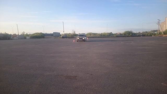"В попытках сделать 8-ку)". Тюмень. Парковка грузовиков. 8.06.2015 смотреть онлайн