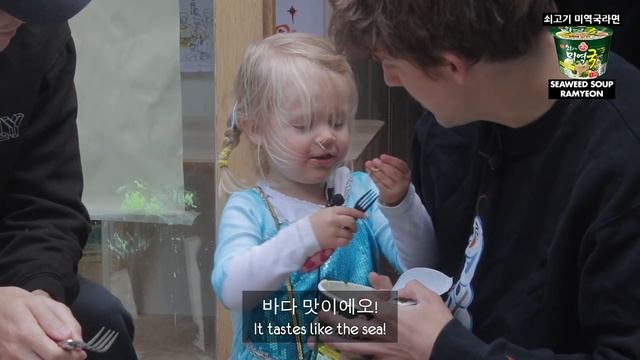 신상 한국 라면을 처음 먹어본 영국인들의 반응?!? (영국애기 + 할머니의 첫 라면??!) смотреть онлайн
