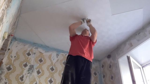Поклейка потолочнной плитки