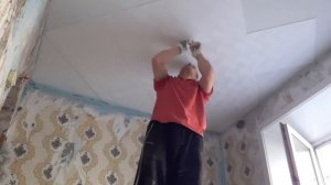 Поклейка потолочнной плитки