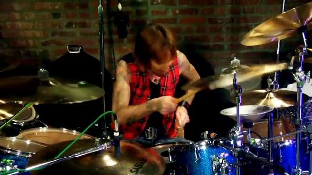 Shannon Larkin and Robbie Merrill - Straight out of line смотреть онлайн