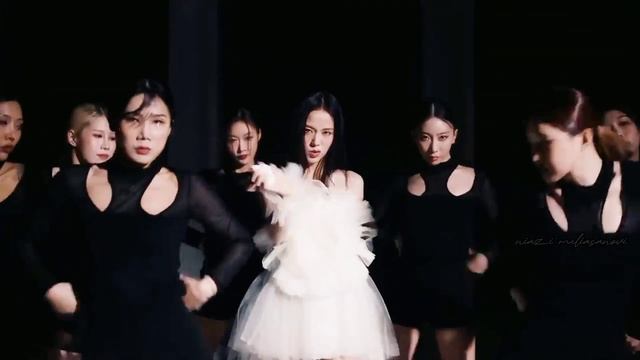 а я кайфую мне по барабану поёт девушка ???