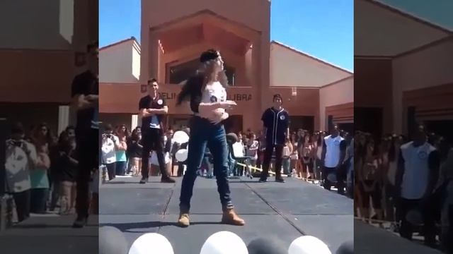 ДЕВУШКА ОФИГЕННО ТАНЦУЕТ ТАНЕЦ РОБОТА | Robot Dance