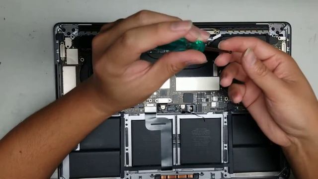 MacBook Pro 15" A1707 Late 2016 Screen LCD Assembly Replacement Repair смотреть онлайн