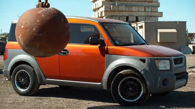 Утилизация автомобилей! Разрушающий шар против машин смотреть онлайн