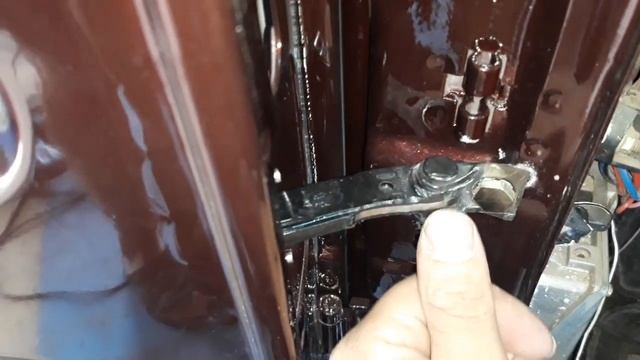 Установка ограничителей дверей от Гранты на ниву 21214 в двери нового образца. смотреть онлайн